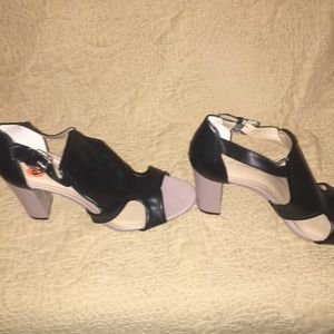 Size 91/2 black/rose block heel sandals